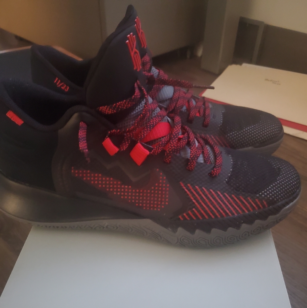Kyrie Flytrap 5 Red & Black 10.5